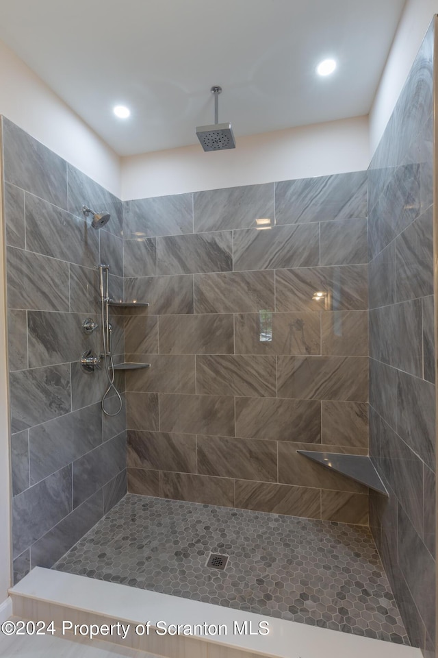 bathroom featuring a tile shower