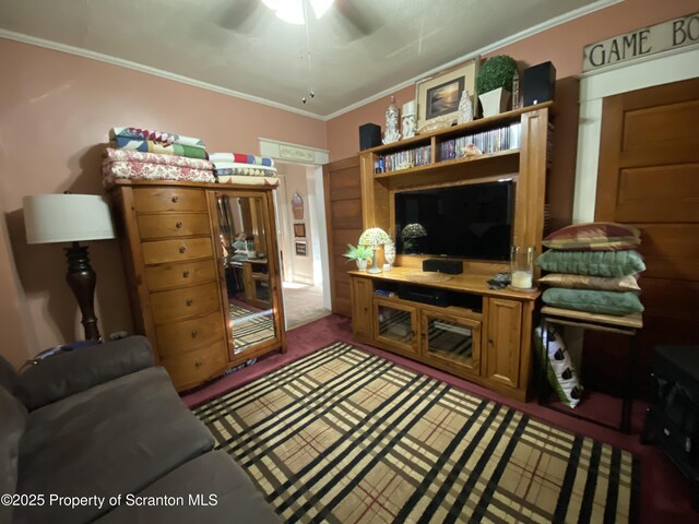 906 Cedar Ave, Scranton, PA 18505 - carpeted living room with crown molding and a ceiling fan