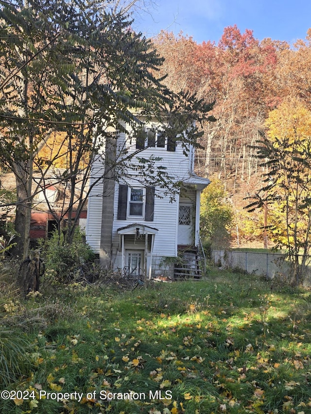 view of front of house with a front yard