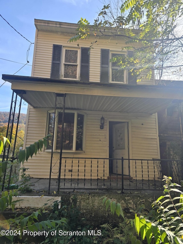 view of front of property featuring a porch