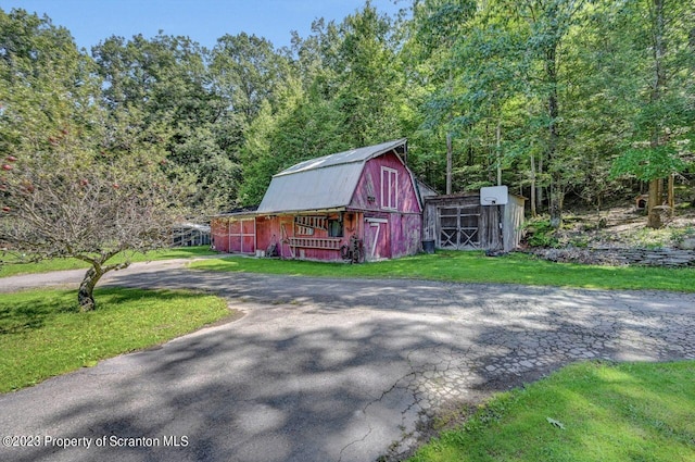 view of outdoor structure with a yard