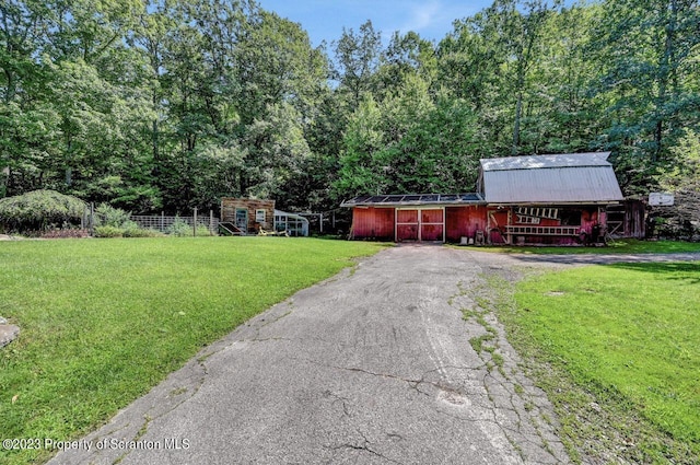 view of yard featuring an outbuilding