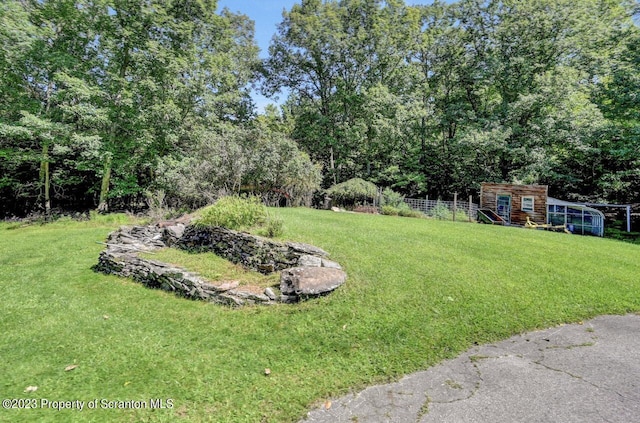 view of yard with an outbuilding