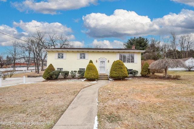 split foyer home featuring a front yard