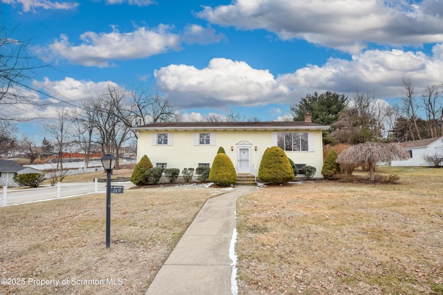 view of front of home featuring a front lawn