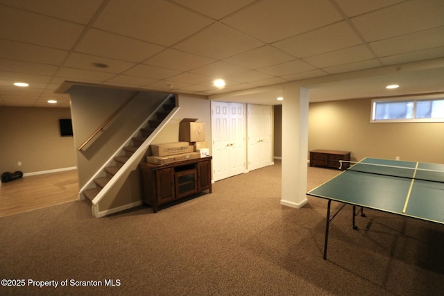 rec room featuring carpet flooring, a drop ceiling, recessed lighting, and baseboards