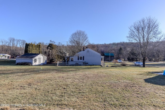 view of yard featuring a shed