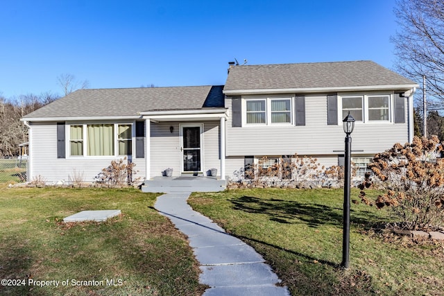 tri-level home featuring a front lawn