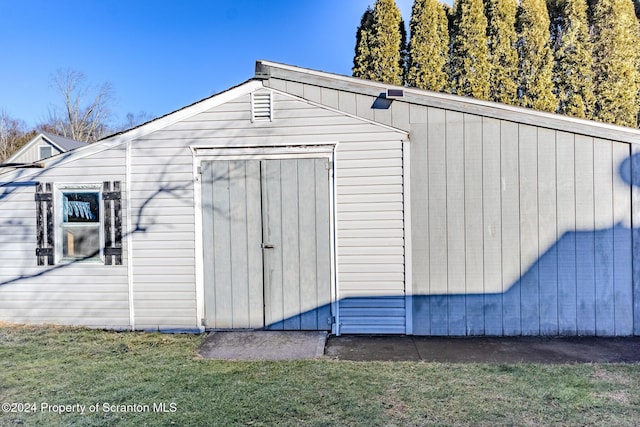 view of outdoor structure with a yard