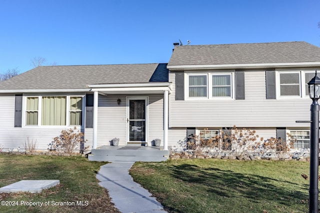 split level home with a front lawn