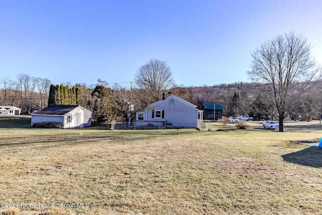 view of yard featuring a storage shed