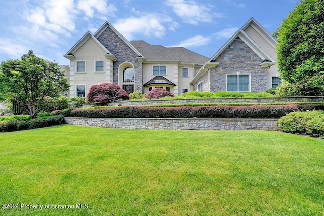 view of front of property featuring a front lawn