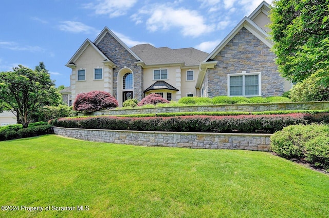 view of front facade featuring a front lawn