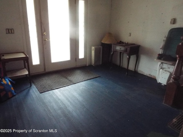 410 21st Ave, Scranton, PA 18504 - entrance foyer with wood finished floors and radiator