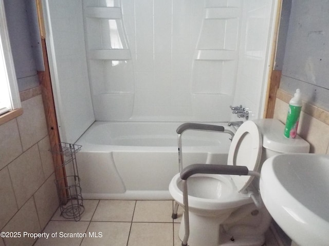 410 21st Ave, Scranton, PA 18504 - full bath featuring tile patterned flooring, bathing tub / shower combination, and tile walls