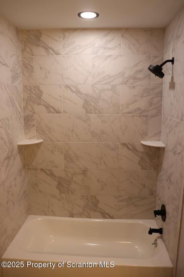 bathroom with tiled shower / bath combo