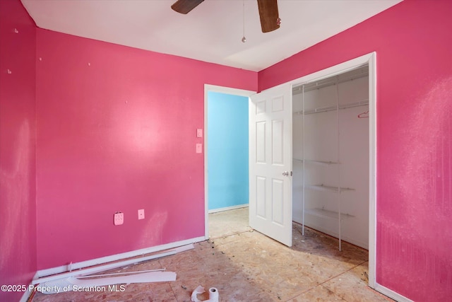 unfurnished bedroom featuring ceiling fan and a closet