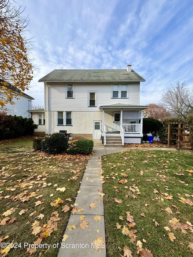 view of front facade featuring a porch and a front yard