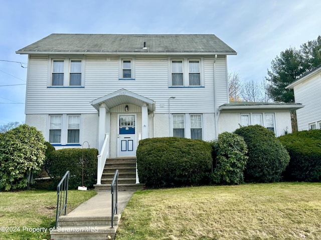 view of front of property featuring a front yard