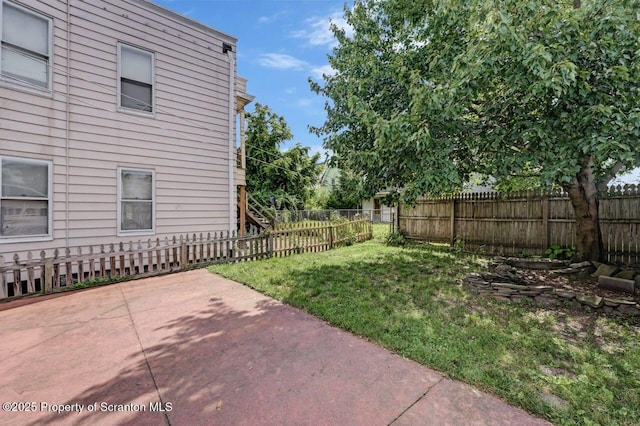 908 Prescott Ave, Scranton, PA 18510 - fenced backyard with a patio