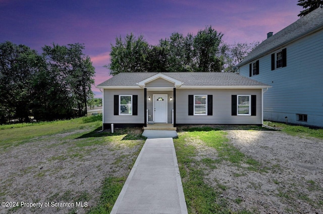 view of front of home featuring a shingled roof and a front yard