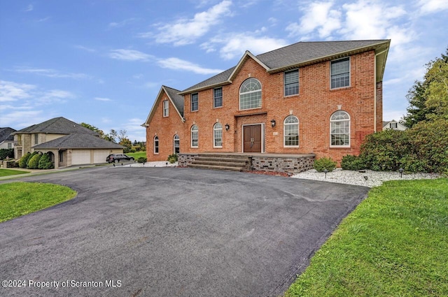 view of front of home featuring a front yard