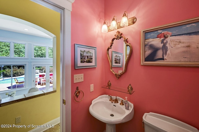 bathroom featuring sink