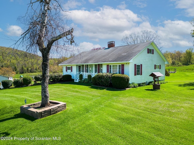 view of front of home featuring a front lawn