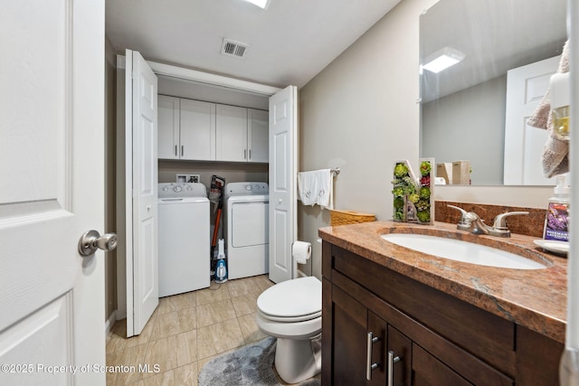 442 Shadow Wood Cir, Archbald, PA 18403 - bathroom featuring washing machine and clothes dryer, vanity, and toilet