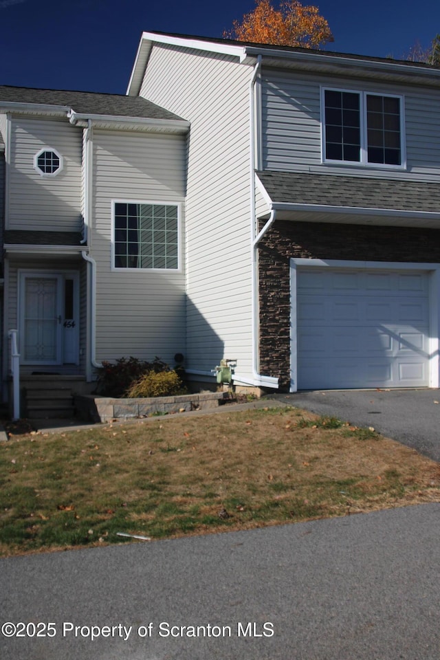 view of front facade featuring a garage and a front lawn