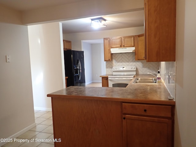 kitchen with sink, white range with electric cooktop, tasteful backsplash, black refrigerator with ice dispenser, and kitchen peninsula