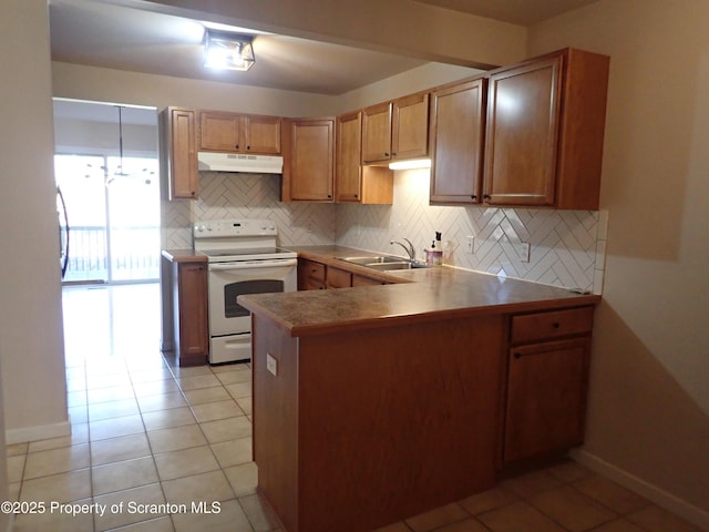 kitchen featuring electric stove, sink, tasteful backsplash, light tile patterned flooring, and kitchen peninsula