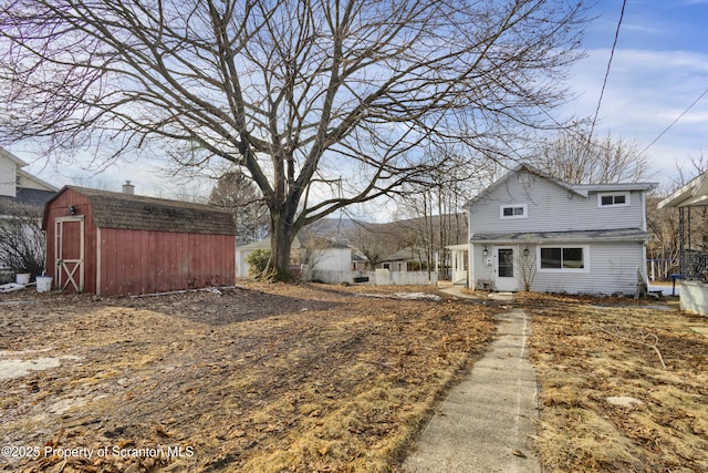 view of yard with a shed and an outdoor structure