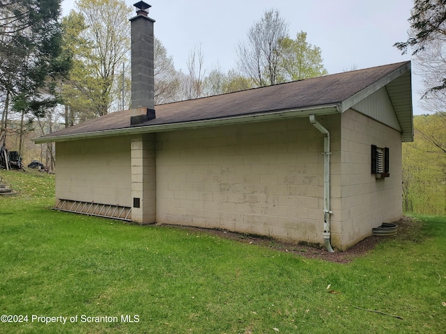 view of side of property featuring a lawn