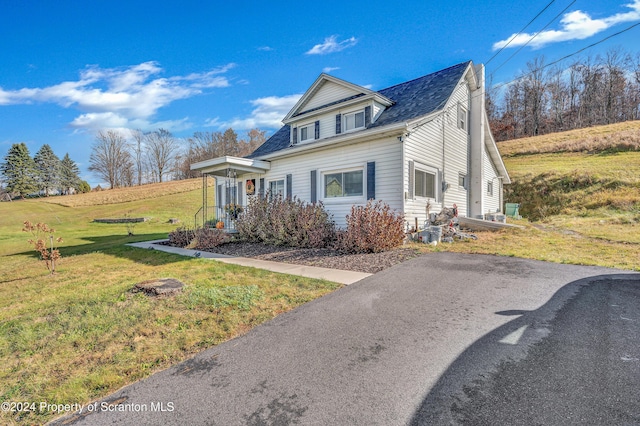 view of front of house with a front lawn