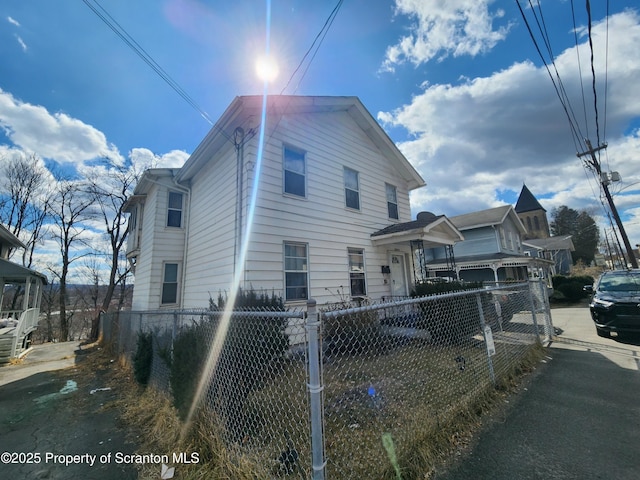 view of side of property featuring a fenced front yard