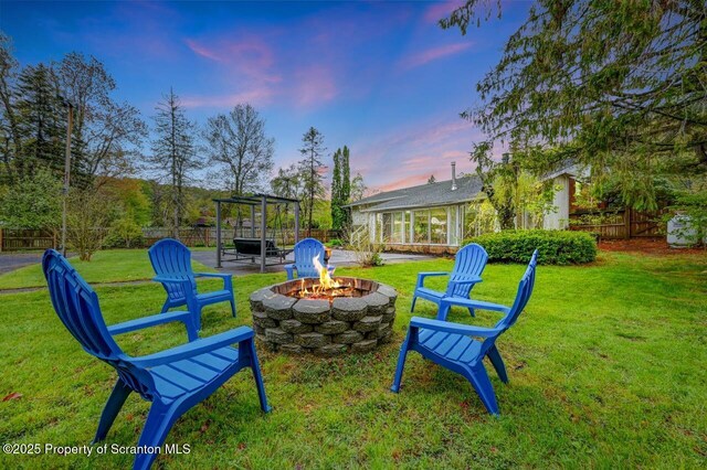 view of yard featuring a fire pit