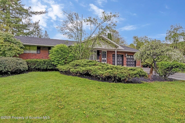 ranch-style home featuring brick siding and a front lawn