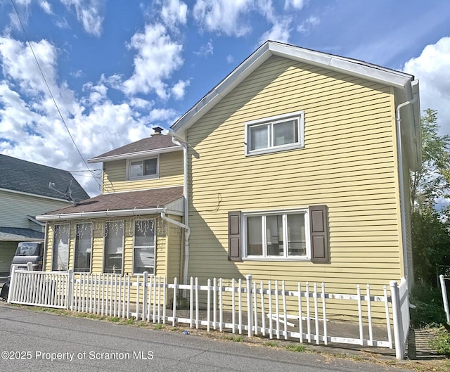 view of front of home featuring a fenced front yard