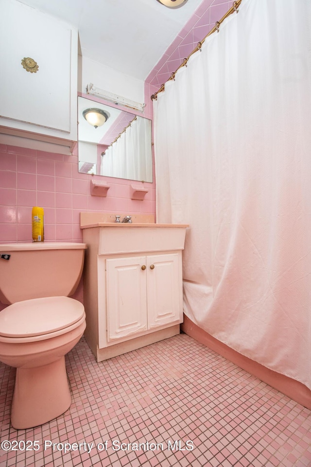 517 Emmett St, Scranton, PA 18505 - full bathroom with vanity, tile walls, a shower with shower curtain, and decorative backsplash