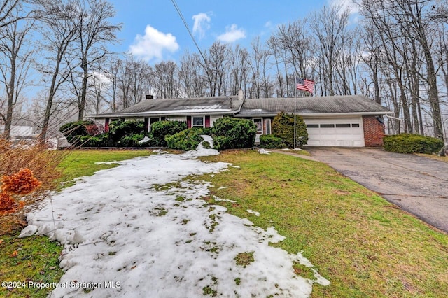 view of front of property featuring a front yard and a garage