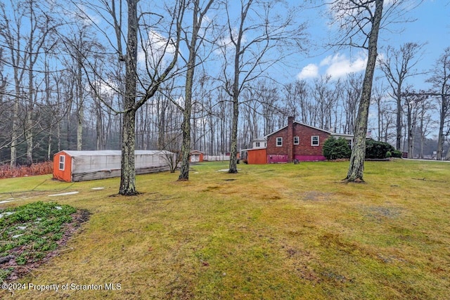 view of yard with an outdoor structure