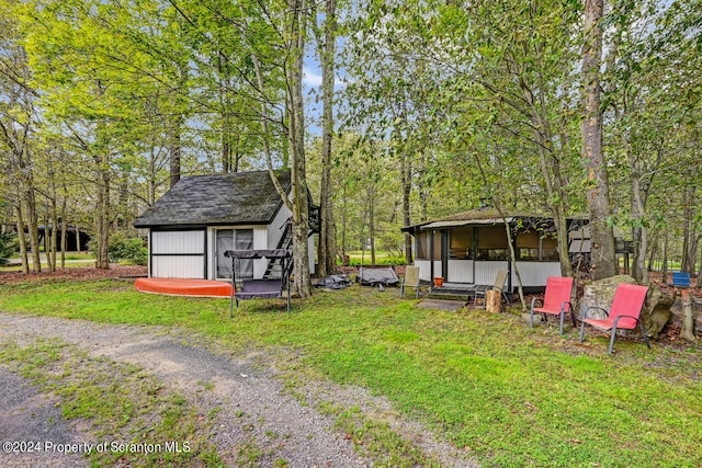 view of yard featuring a storage shed