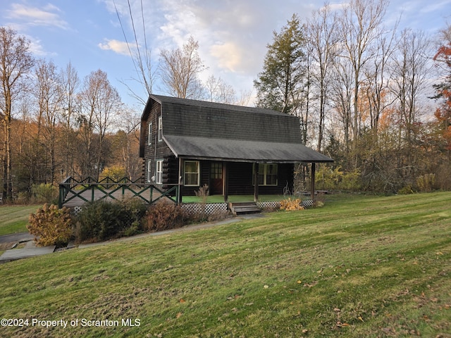 view of front of home with covered porch and a front lawn