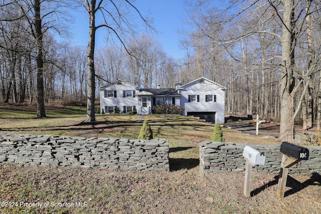 view of front of property featuring a front lawn