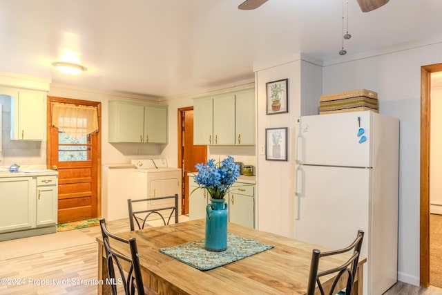 dining space with independent washer and dryer, light hardwood / wood-style flooring, and ceiling fan