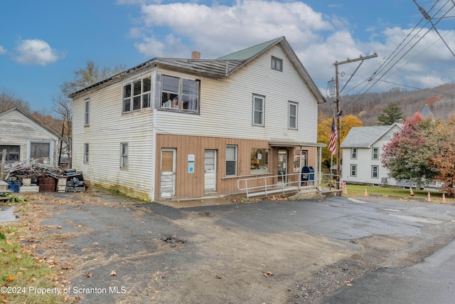 view of front of property