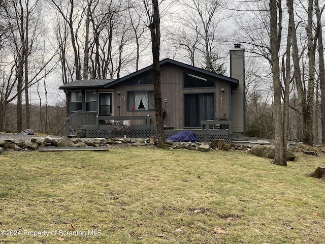 view of front of property featuring a front yard