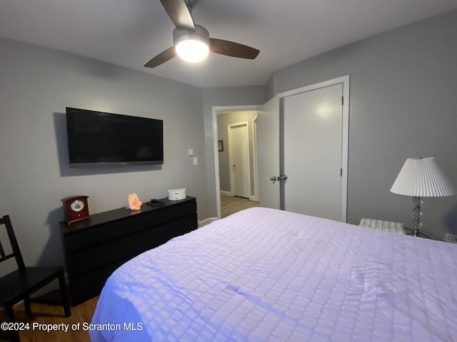 bedroom with ceiling fan