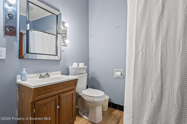 bathroom with a shower with shower curtain, vanity, and toilet